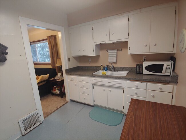 Building Photo - AVAILABLE JUNE 1ST - 2 BED 1 BATH NEAR CAMPUS