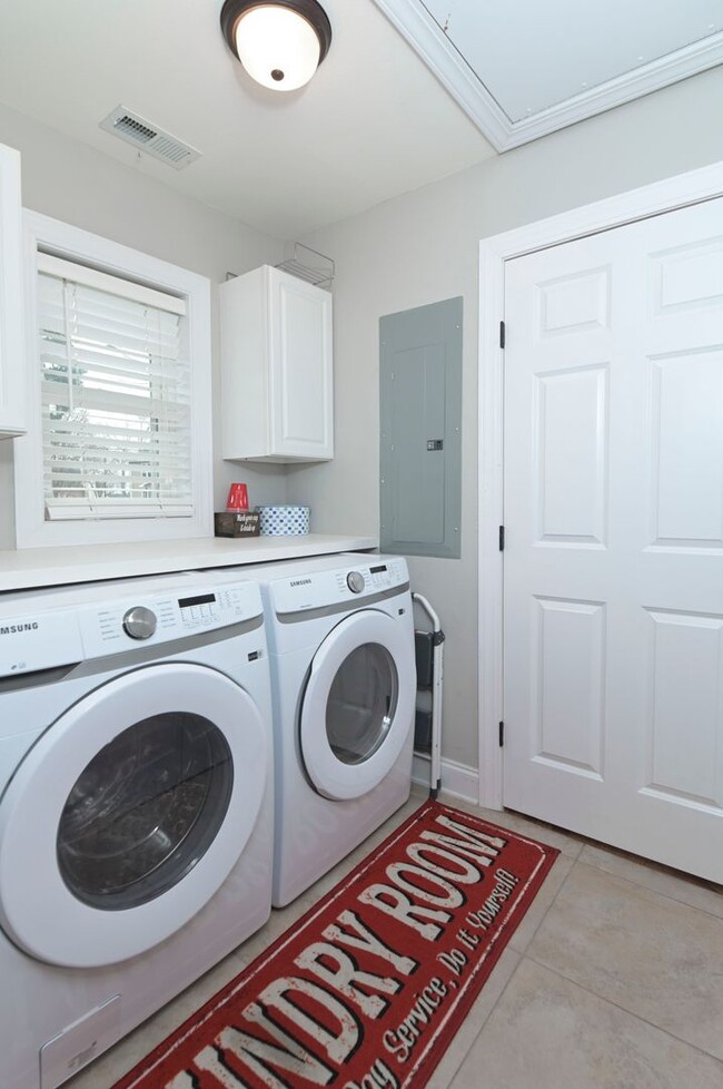 Building Photo - Fully Furnished Mid Term Lease