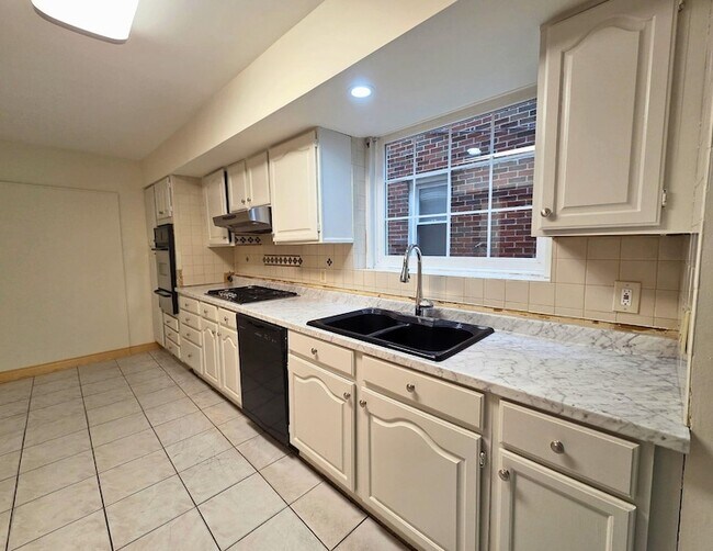 Building Photo - 911 80th St