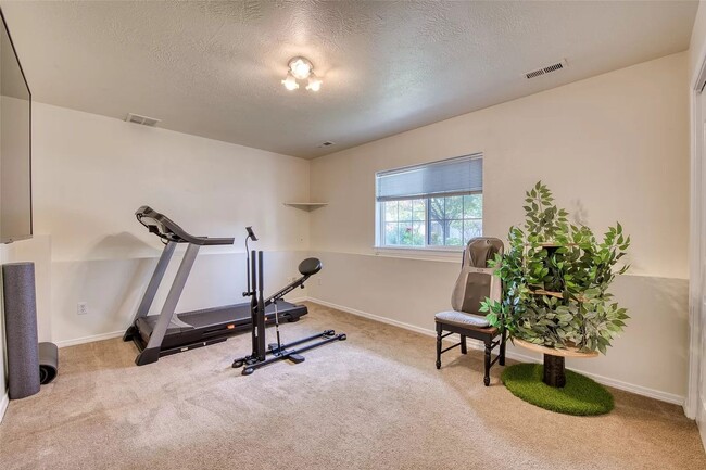Building Photo - Spacious 4 bed/ 3 bath Hamilton Home