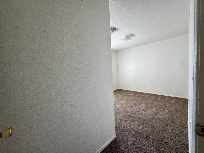 Building Photo - 3BR Duplex with gated yard and Garage