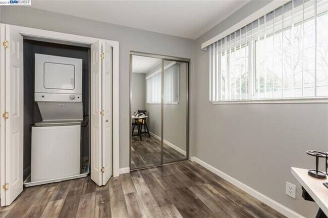 Building Photo - $2,490 - THE NICEST FIRST FLOOR CONDO IN P...