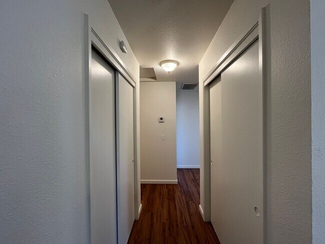 Building Photo - Downtown Duplex