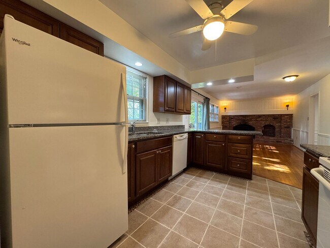Building Photo - Spacious 4 Bed 2/2 Bath Home with Park-Lik...