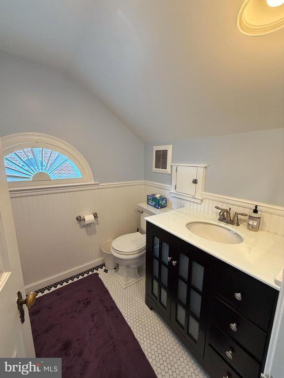 Building Photo - 12 W Oak St