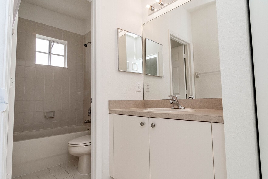 Master Bath - 5108 SE Mariner Garden Cir
