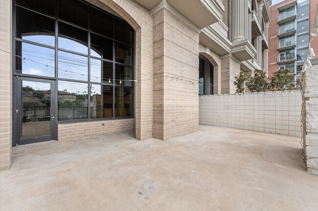 Building Photo - 1005 S Shepherd Dr