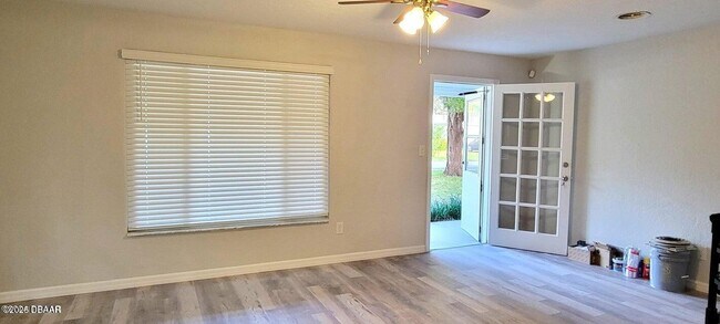 Building Photo - 340 Tropical Ln