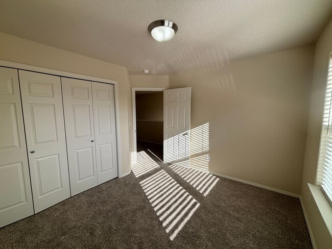 Building Photo - 3 Bedroom 2.5 Bath Duplex