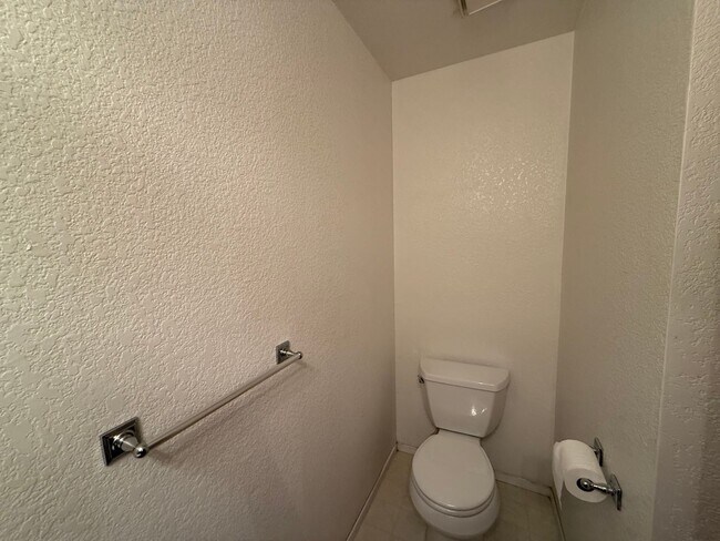 Building Photo - 2-bedroom condo near shopping, restaurants...