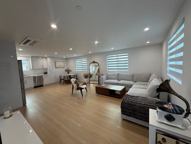 Building Photo - Spacious 1000 Sq. Ft. Single-Floor Back AD...