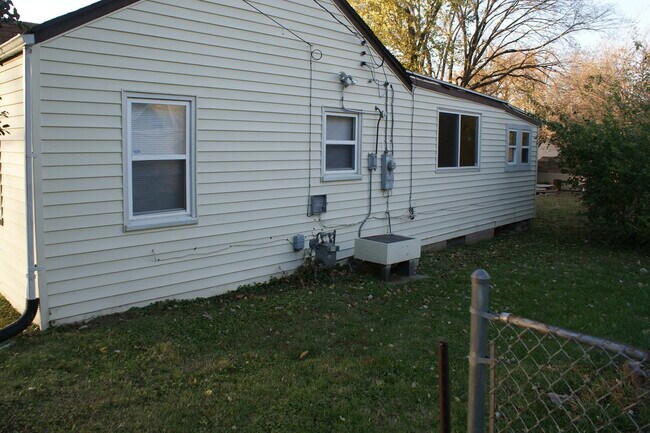 Building Photo - 3 Bedroom in Hazelwood with hardwood floors