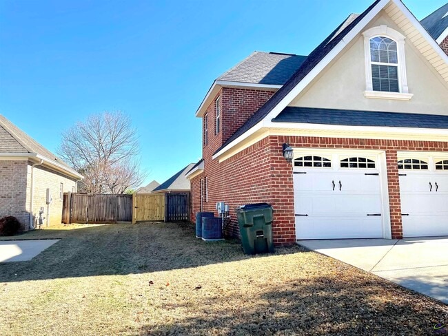 Building Photo - 300 Pembroke Pointe