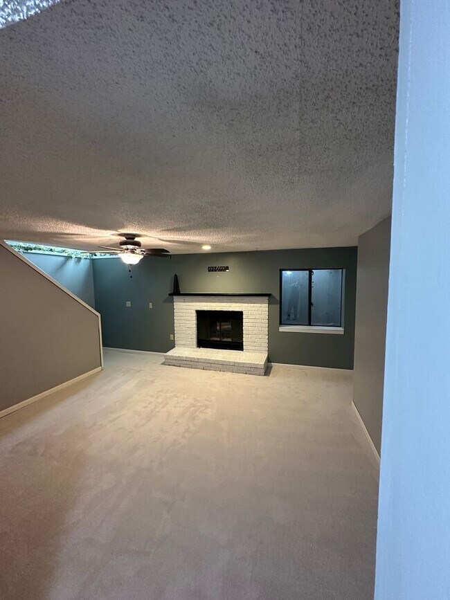 Building Photo - Beautiful 3 Bedroom Home ! Near Mcconnell ...