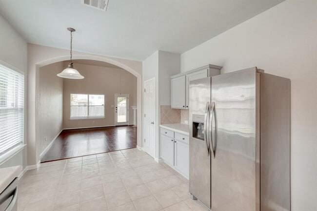 Building Photo - 211 Hanstrom Dr