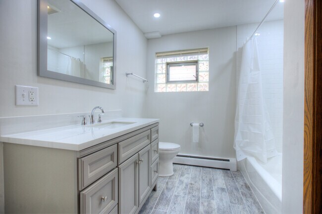 Building Photo - 5715 N Cicero Ave