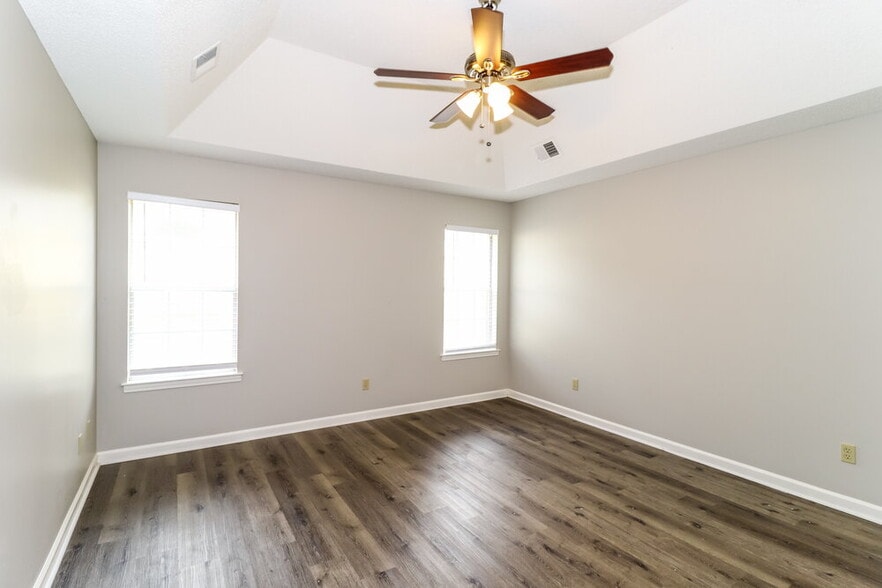 Building Photo - 6962 Lagrange Cir N