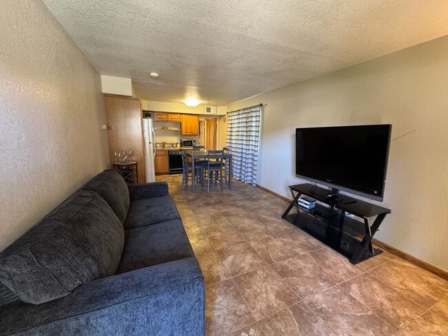 Building Photo - Fully Furnished One Bedroom Condo in Deser...