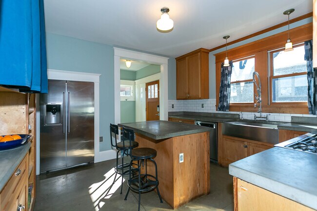 Kitchen - 718 NE Dekum St