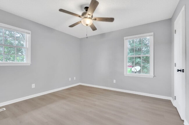 Building Photo - Discover Comfort and Convenience! Prime Bo...