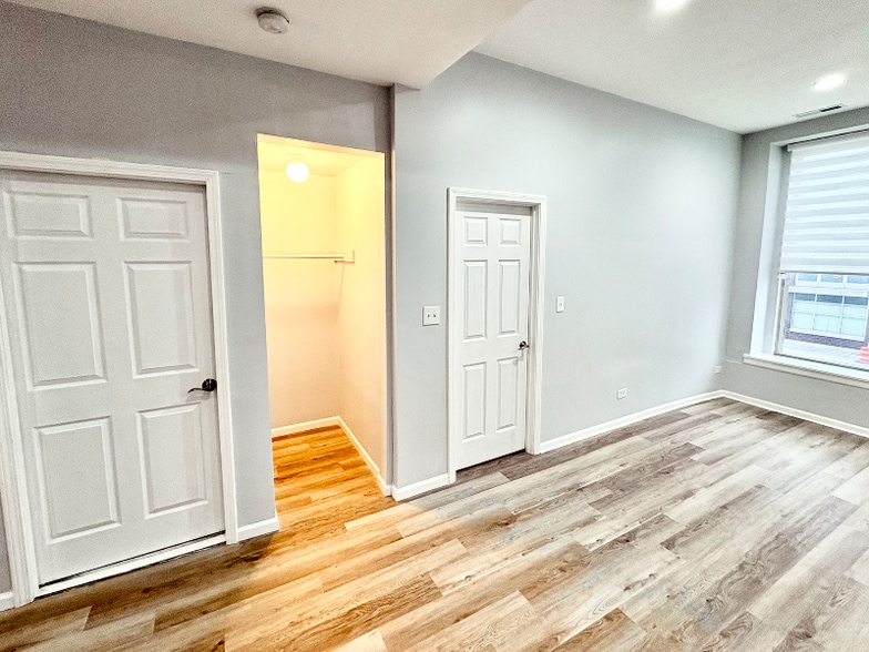 Building Photo - 2657 W North Ave