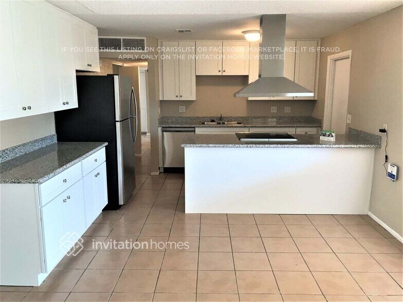 Building Photo - 3409 W Poinsettia Dr