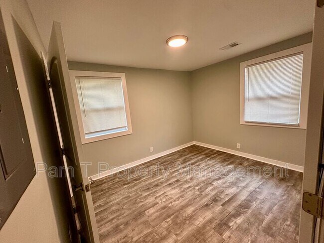 Building Photo - 1016 W 42nd St