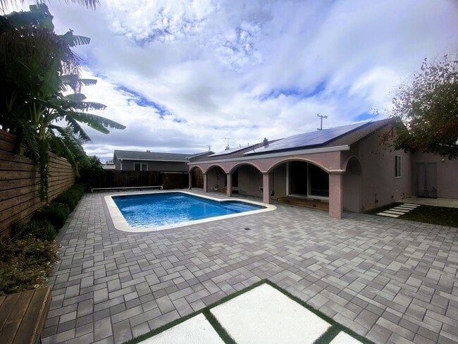 Building Photo - Sunlit 3-Bed Fremont Home in Cabrillo with...