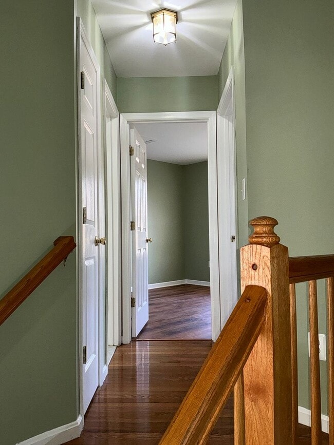 Building Photo - Beautiful 3BR 3.5BA 3 level townhome locat...