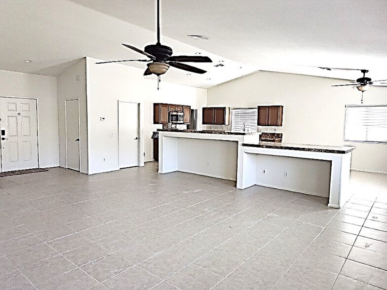 Building Photo - 41618 Petersfield Rd