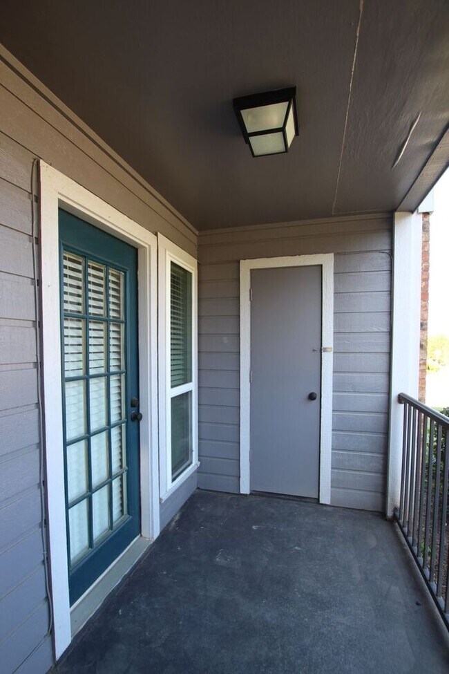 Building Photo - Tour Today: Downstairs 1 Bed 1 Bath Apartment!