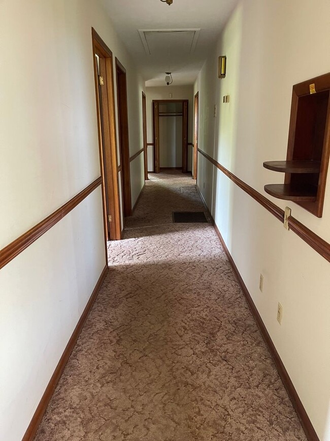 Building Photo - Location & Convenience!!! GREAT BASEMENT!!!!