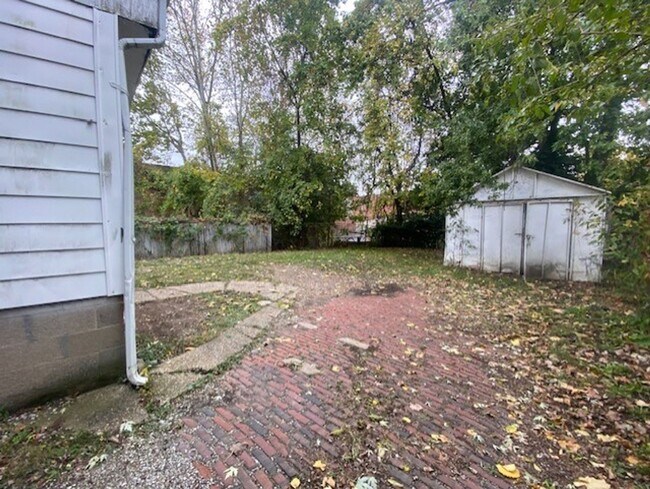 Building Photo - Bright 3BR+2BA Bungalow by Downtown