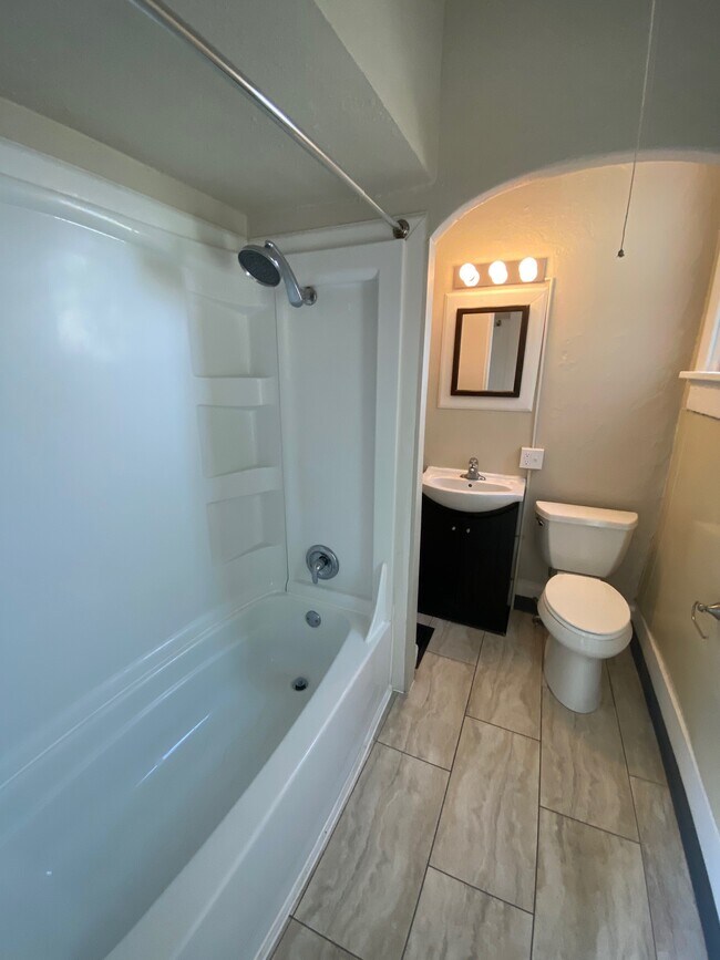 Building Photo - 638 S Pearl St