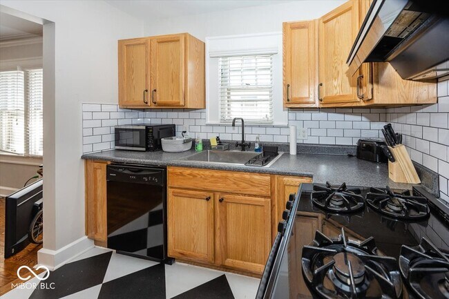 Building Photo - 6140 Winthrop Ave