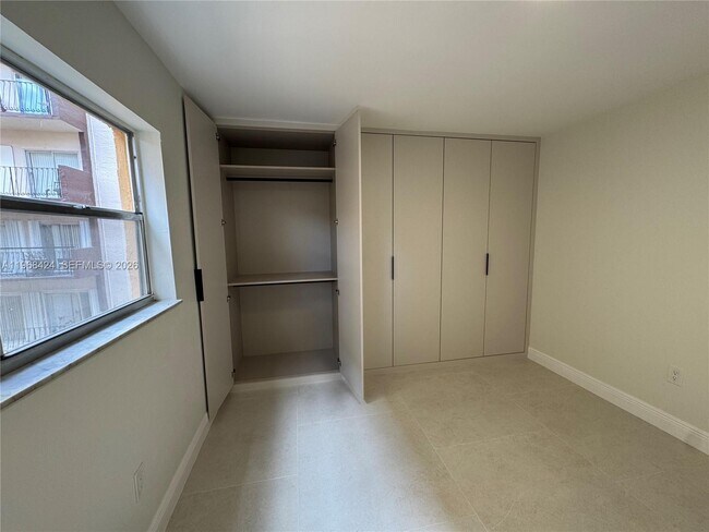 Building Photo - 1900 W 54th St