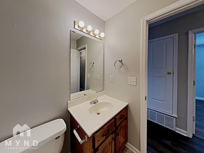 Building Photo - 7825 Sarah Ann Dr S