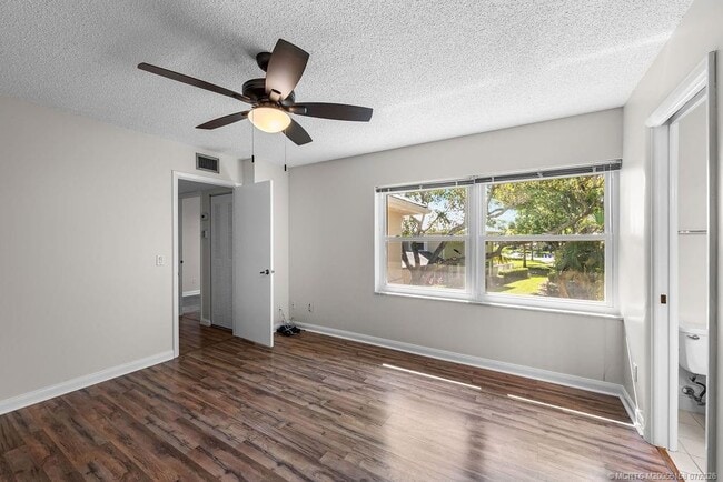 Building Photo - 2905 SW Lakemont Pl