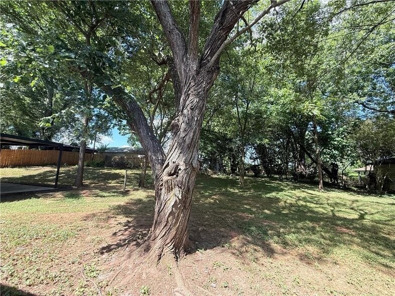 Building Photo - 980 Hilltop Ct