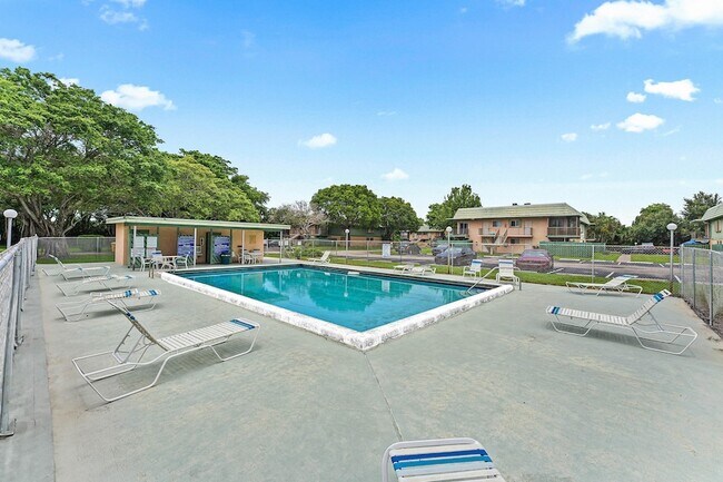 Building Photo - 1866 Fairview Villas Dr