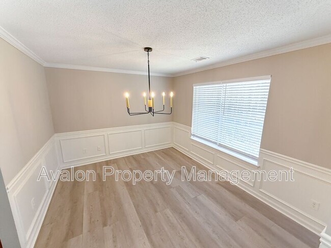 Building Photo - 282 Bonnes Dr SW