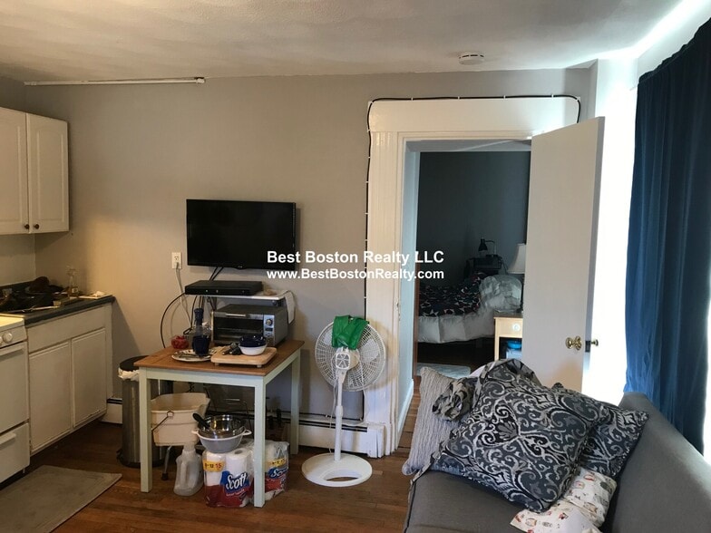 Building Photo - 639 Somerville Ave