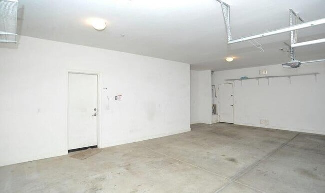 Building Photo - Amazing 2-Story Home