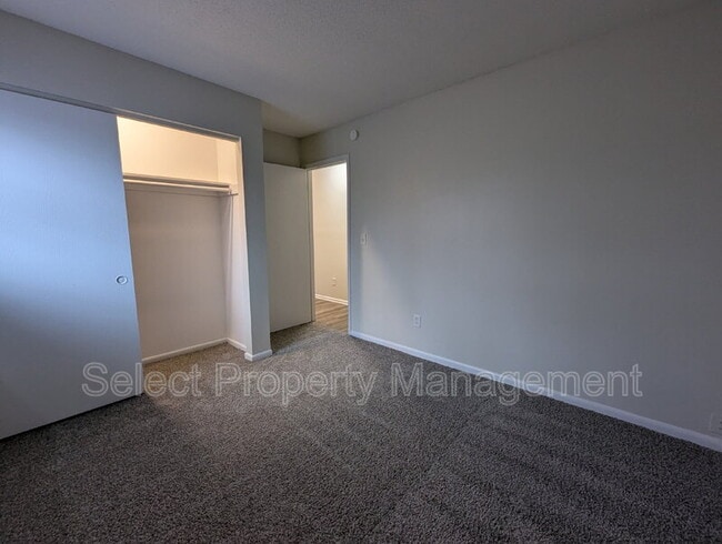 Building Photo - 924 E Washington Center Rd