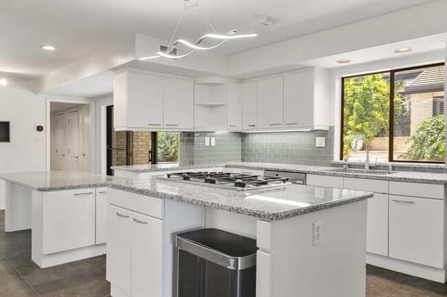 Building Photo - 10811 Royal Park Dr