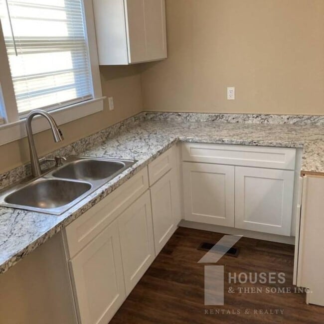 Building Photo - 18 21st St