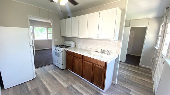 Building Photo - Beautiful 3 Bedroom, 1 Bath Home in Peoria!