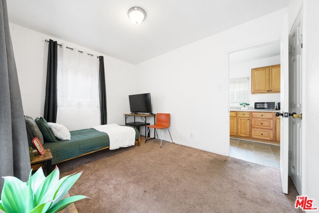 Building Photo - 640 W 81st St