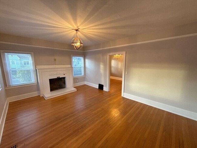 Building Photo - 1615 D St NE