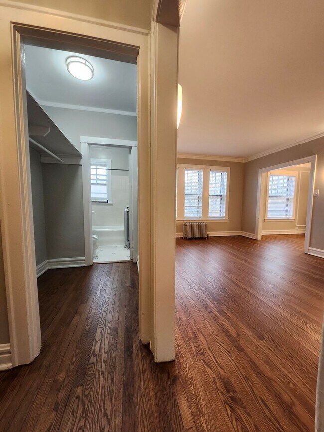 Building Photo - Edgewater Studio with Heat and Cooking Gas Included ~ No Security Deposit ~ Cat Friendly